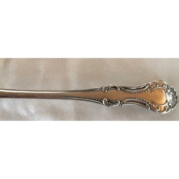 Antique 1898 Wm. A. Rogers “Carlton” Pattern Meat Fork – 8" Ornate Silverplate - Picture 4 of 8